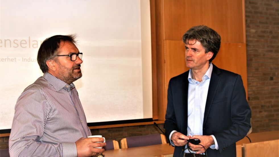 Grenselandet AS sin prosjektleder, Harald Dirdal, presenterte det store vindmølleprosjektet som er under planlegging på Finnmarksvidda. Her er Dirdal (til venstre) i samtale med fylkesrådmann Øystein Ruud.
 Foto: Bjørn Hildonen