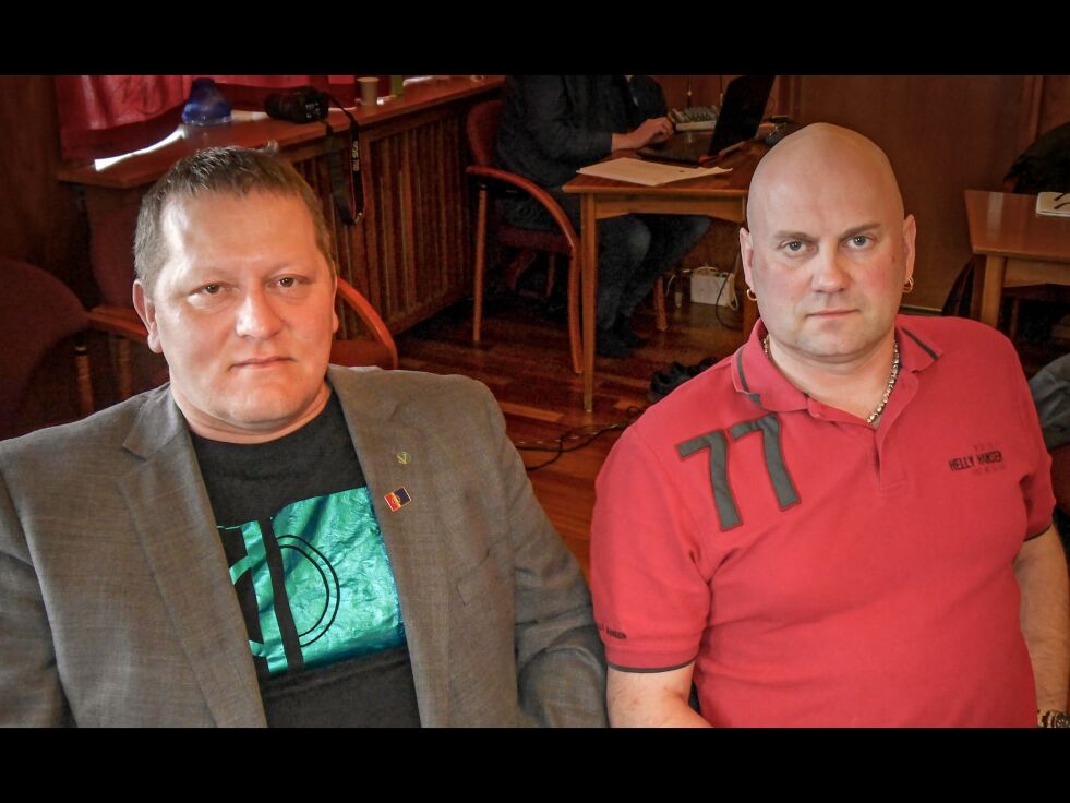 Ordfører Kristina Hansen ba til slutt Venstre-representant i kommunestyret, Hugo Salamonsen (til høyre), om å forlate talerstolen og gå og sette seg - når han etterlyste mer informasjon fra kommuneledelsen om Nordkapp-saken i kommunestyret tirsdag. Venstre-politiker Tor H. Mikkola (til venstre) reagerte imot ordførerens framgangsmåte.
 Foto: Geir Johansen