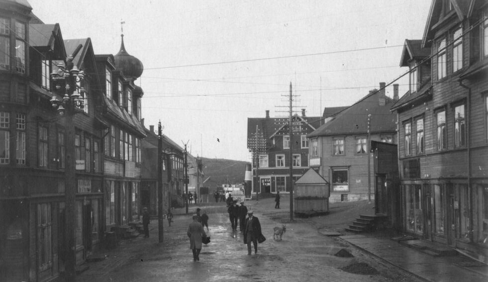 Dette er ett av bildene som skal blåses opp på plater. Bildene plasseres der de hører hjemme i dagens bysentrum.
 Foto: Grenselandsmuseet