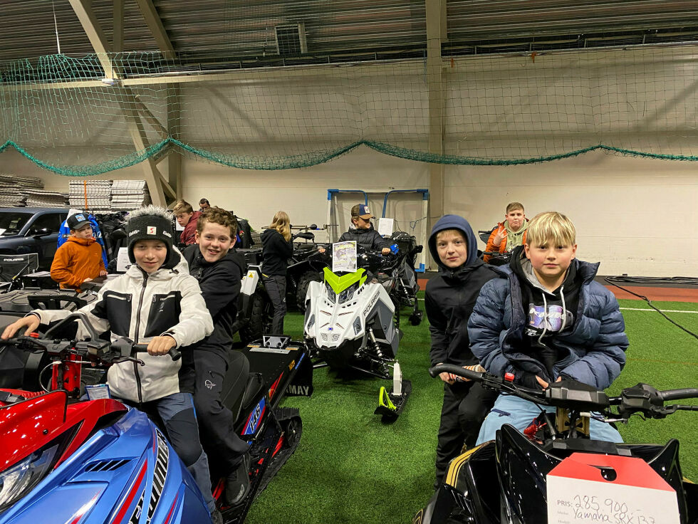 Ungguttene måtte teste komforten på Yamaha-sneskuterne.
 Foto: Emil Danielsen