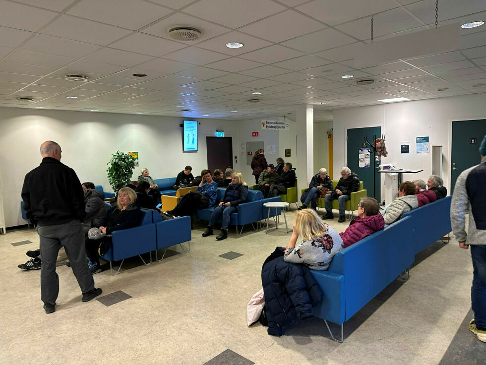 Her sitter nyvaksinerte og venter tjue minutter etter å ha fått sprøytene. Da helsestasjon i Kirkenes åpna for vaksinering sist fredag var det flere hundre i kø.
 Foto: Hallgeir Henriksen