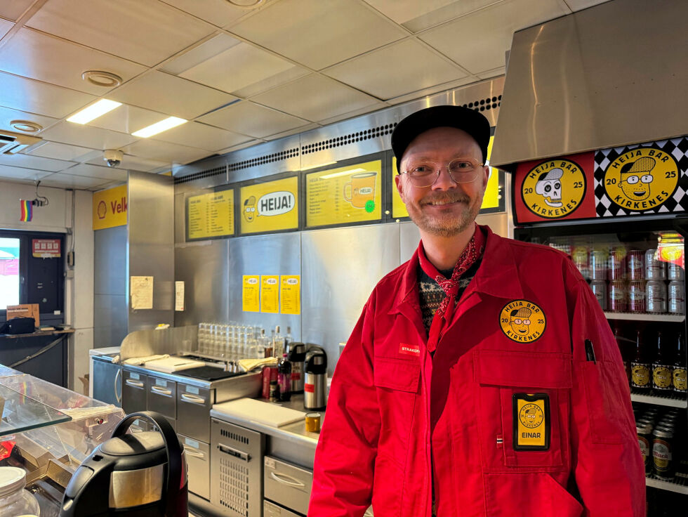Einar Sneve Martinussen har fått på seg arbeids­jakke og står klar til å hjelpe.
 Foto: Birgitte Wisur Olsen