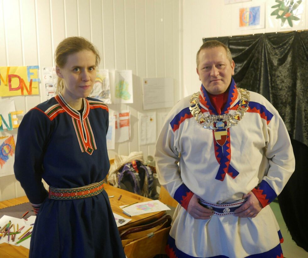 Fungerende ordfører i Nordkapp, Tor Mikkola, foretok lørdag formiddag den formelle åpningen av de nye lokalene til Nordavindsfolket/Davvebiegga álbmot i Storgata 24 i Honningsvåg. Her sammen med Kristine Tjåland Braut; som sist uke gjorde en stor innsats for å markere samisk språkuke.
 Foto: Geir Johansen
