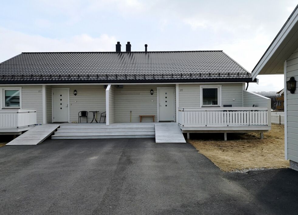 Tana er solgt for kr 2.535.000 fra Andreas Tveit Biti og Linn Myhre til Berit Øyfrid Hansen og Thorleif Larsgaard. 85 er boligen til høyre
 Foto: Erik Brenli