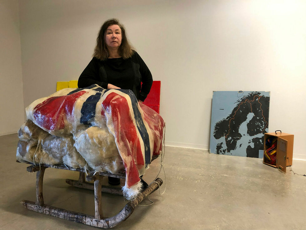 Lena Stenberg har en familiehistorie om tvangsflytting, familietraume og livslangt savn som hun deler med besøkende frem til 18. juni på Sámi dáiddaguovddáš – Samisk senter for samtidskunstkunst.
 Foto: Stein Torger Svala