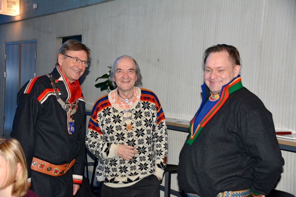 Kunstner Hans Ragnar Mathisen, leder for Tromsø sameforening, Vidar Andersen, og fungerende ordfører, Jarle Aarbakke, feiret foreningens femti år.
 Foto: Elin Margrethe Wersland
