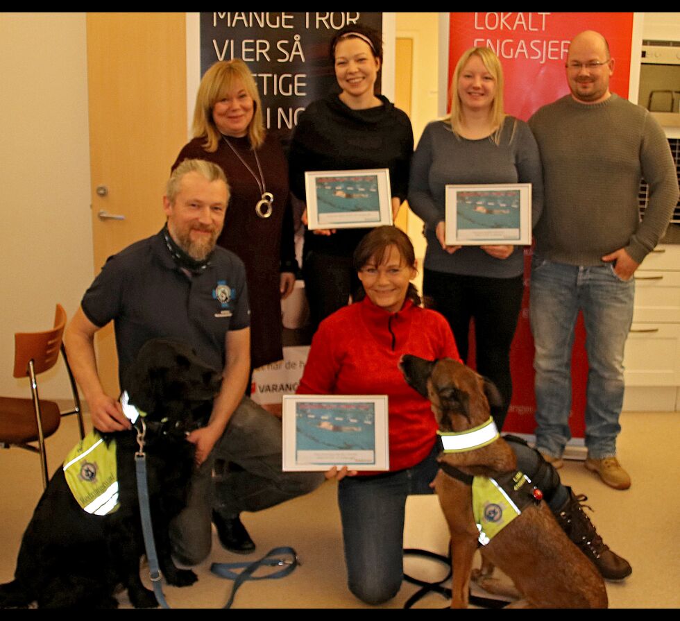 Både giver og mottakere var godt fornøyd under tildelingen fra Varanger Kraft-fondet. Bak fra venstre: Torunn E. Bernhardsen, daglig leder Varanger KraftMarked, Siv Grete Arnes fra Pasvik Hauk, Ann Solbjørg Lister og Ørjan Anvik fra Neptunåsen lekeplass i Båtsfjord.
Foran fra venstre: Morten Kvammen med «Gere» og Hilde Stenbakk med «Lina» fra Norske Redningshunder Øst-Finnmark lag.
 Foto: Varanger Kraft
