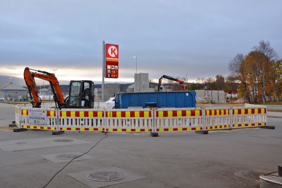 Et område utenfor Circle K i Lakselv er sperret av på grunn av gravevirksomhet.
 Foto: Kristin Marie Ericsson