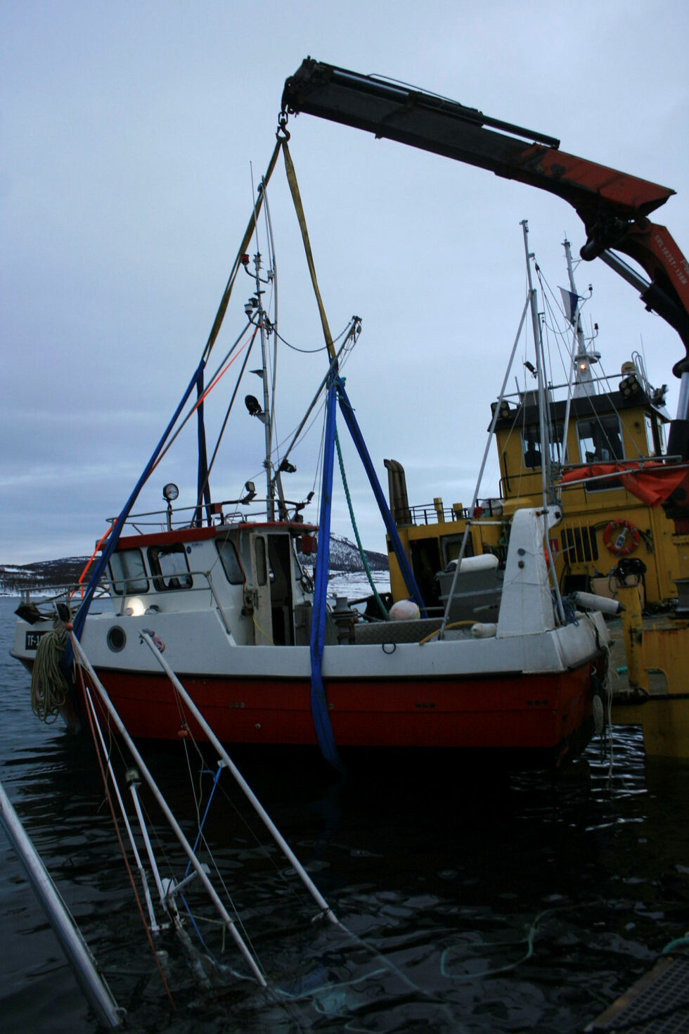 Her heises «Ken Mikal» opp fra sjøen for å bli lenset, før den blir tatt om bord i bergingsbåten og ført til Klubben.
 Foto: Anthon Sivertsen