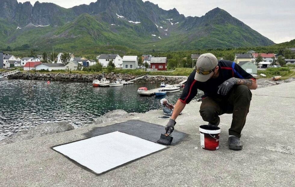 Det vil i løpet av sommeren dukke opp slike hvite merker flere steder i Finnmark, enten i form av maling på bakken eller hvite plater.
 Foto: Kartverket