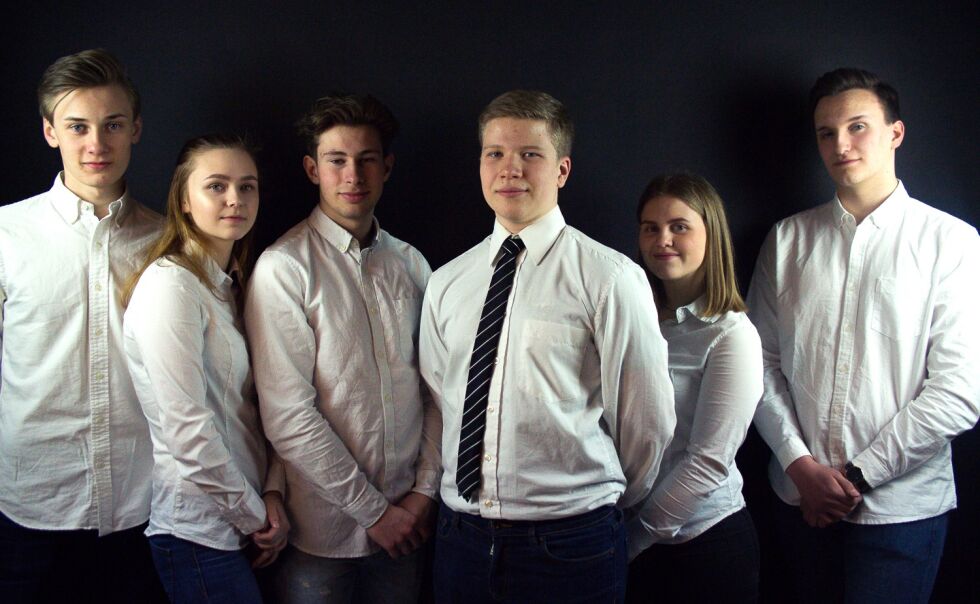 Table Duo UB fra Vadsø skal konkurrere mot de beste ungdomsbedriftene fra hele landet om å representant Norge i EM. Bedriften består av Martin Andersen, Kristin Aronsen, Sander Rosanoff, Daniel Timler Andreassen, Otilie Næss og Mathias Jankila.
 Foto: Christer Jankila