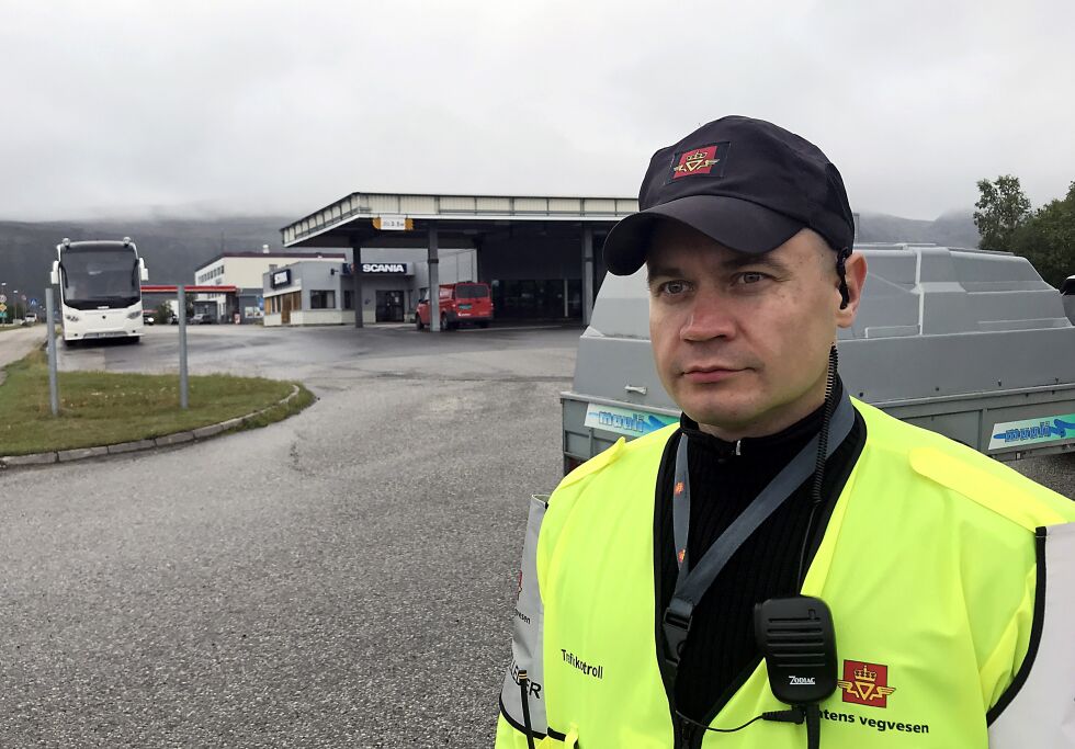 Kontroll: På lørdag ble det gitt ett gebyr for ikke å ha medbrakt førerkort, to anmeldelser og kjøreforbud pga. manglende førerrett kl. BE og flere manglet lys på tilhenger. På bildet Erland Tretteskog i Statens vegvesen.
 Foto: Marius Thorsen
