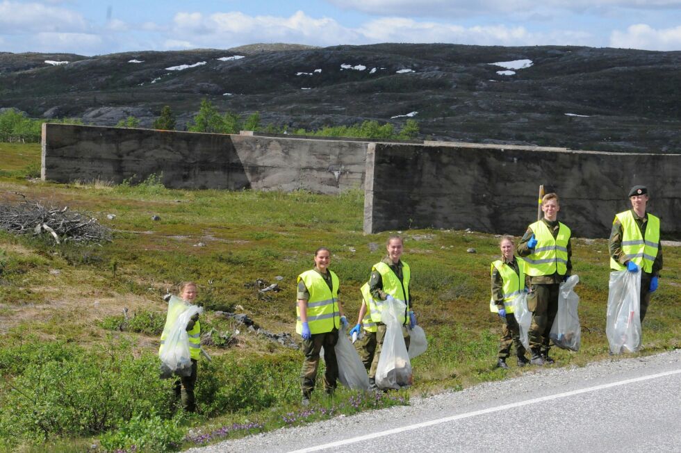 Dis­se sol­dat­ene fant ty­de­lig­vis stor gle­de i å ryd­de i vei­kan­ten langs E6 ved Høy­bukt­mo­en i fin­væ­ret man­dag. Foto: Hall­geir Hen­rik­sen