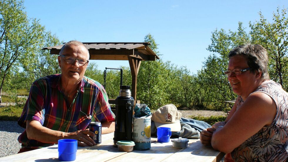 Dette var årets første tur og lunsj på Stormælen for ekteparet Hildur og Per Carsten, men gjennom åra har det vært mange slike og sannsynlig er det mange flere i vente.
 Foto: Alexa-kristin Camire