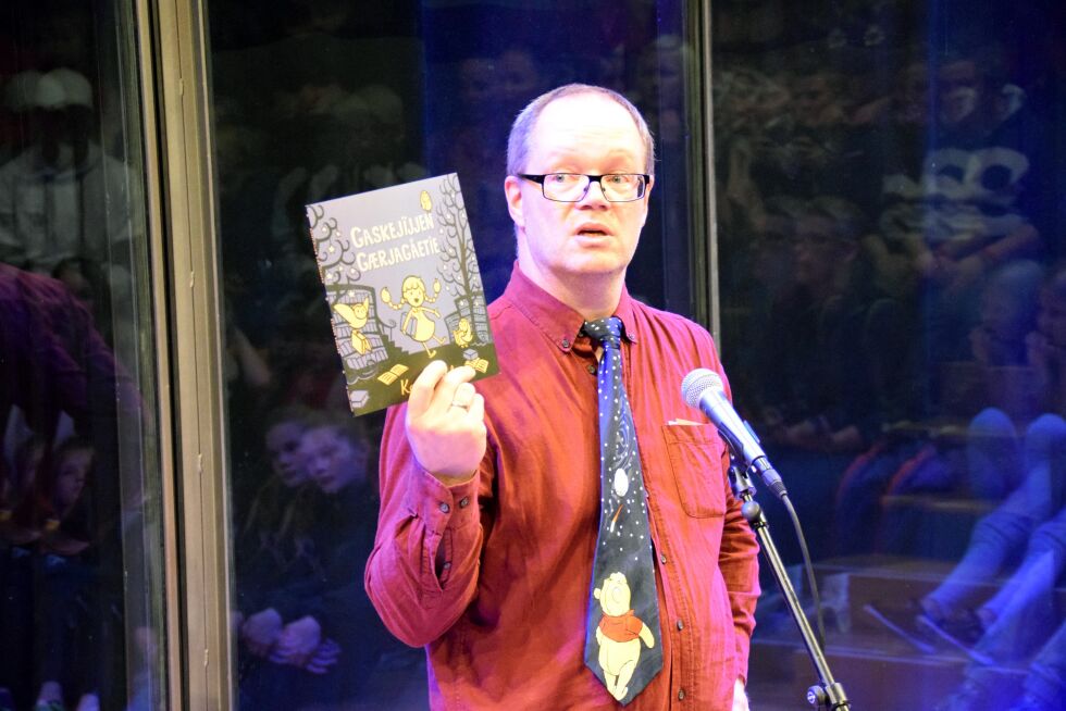 Boka Gaskejïjjen gærjagåetie handler om et bibliotek som våkner til liv om natten. Morten Olsen Haugen fra Nord-Trøndelag fylkesbibliotek hadde med boka til boklanseringen på Raasten Rastah på Røros i helgen.
 Foto: Hilde Porsanger