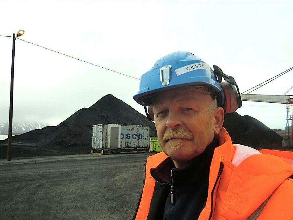 Kunstner Terje Roalkvam stiller ut sine verk ved Halti i sommer. Pressefoto