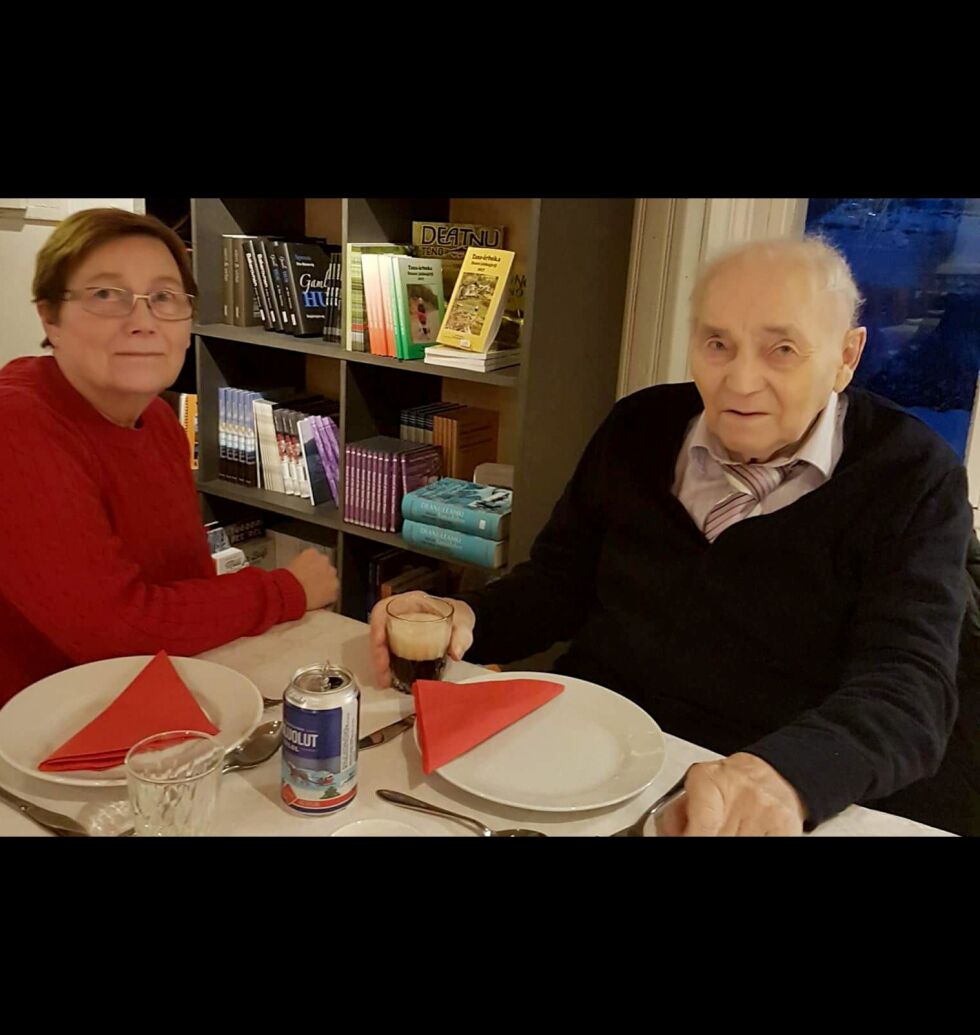 Sofie Samuelsen og Henrik Gaski var blant de som koste seg på julebordet til dagsenteret.
 Foto: Mariann Johnsen Lindii