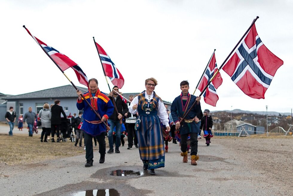 Marit Kjerstad fra Ilar var leder av årets 17. mai-komité, og gikk derfor først i toget i Nesseby.
 Foto: Charles Petterson