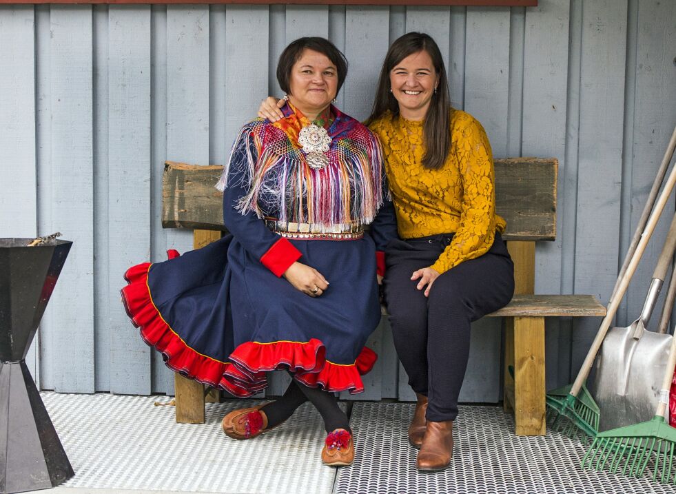 Sykepleier Karen Inga Gaup og psykolog Anna Melkeraen ved Finnmarksklinikken forteller at «åpen dag» er til for å bryte tabuer rundt rusavhengighet, samt å la folk bli kjent med klinikken og deres behandlingstilbud. Finnmarksklinikken er en døgnenhet og et tilbud for voksne med rus- og avhengighetsproblematikk.
 Foto: June Helén Bjørnback