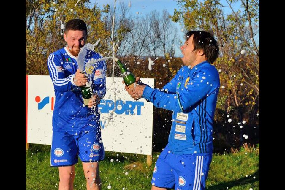 Seriemestere feirer, som seg hør og bør, med champagne.
 Foto: Siri Eliassen