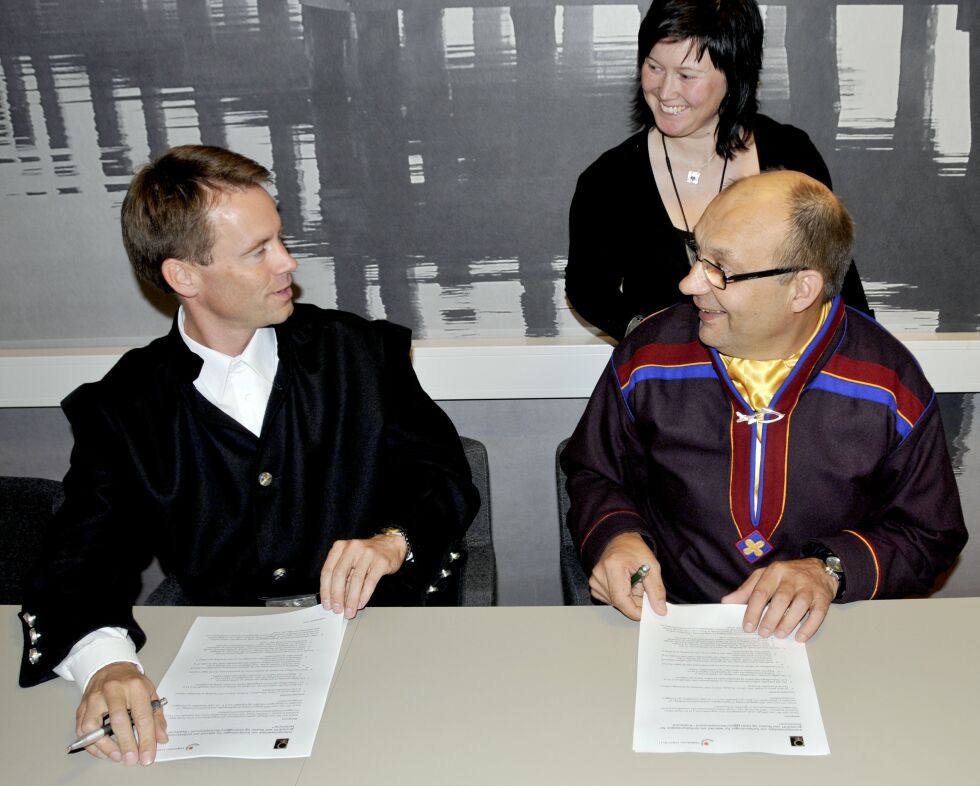 Her undertegner Nussirs Øystein Rushfeldt og daværende sametingspresident Egil Olli intensjonsavtalen i 2010. Nå er enigheten mellom gruveselskapet og Sametinget historie.
Foto: Stein Torger Svala