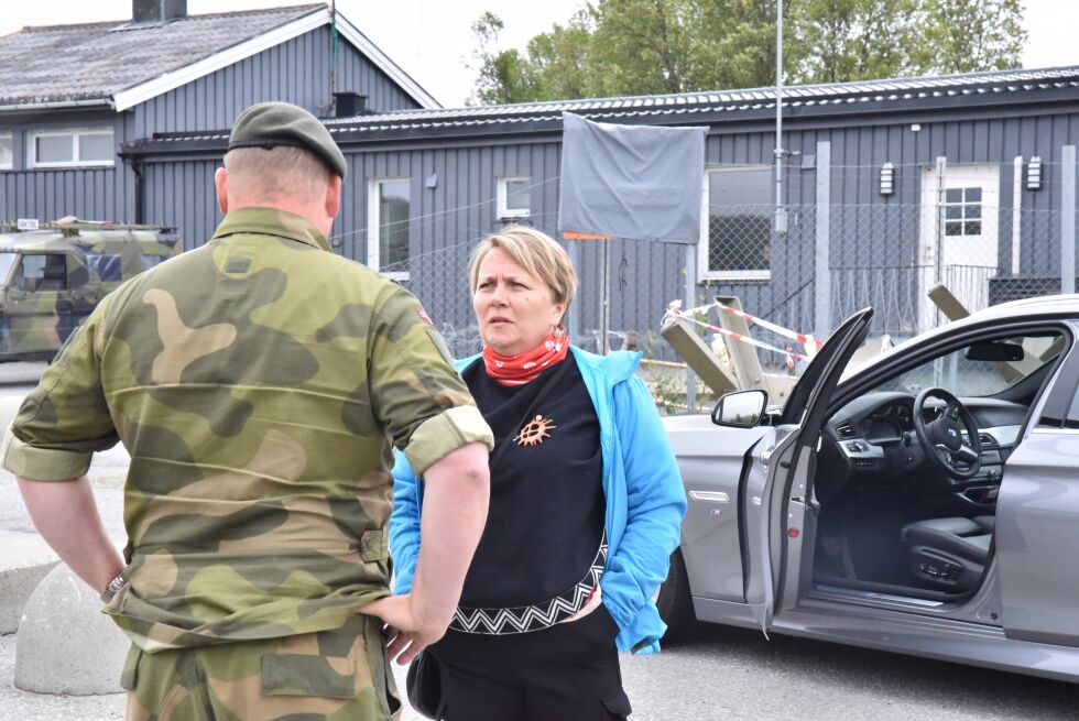 Aina Borch og Anniken Huitfeldt kom kjørende sammen og stoppet i vakta der Ságat sto.
 Foto: Kristin Antonie Humstad