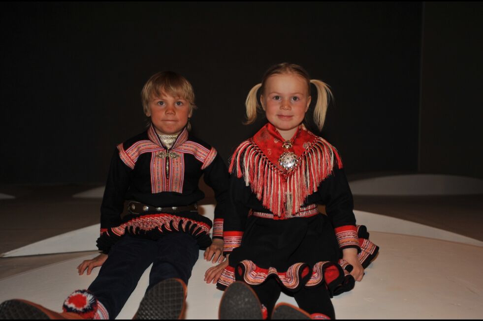 Jåvva Mathias Kalstad Bjørgård og Elle Johanne Westerfjell fra Røros/Kautokeino satte stor pris på teaterstykket fra Beaivváš.
 Foto: Erik Brenli