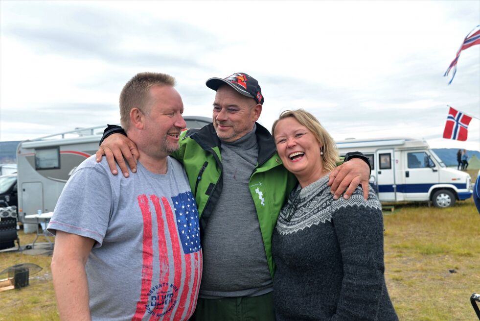 Jan Tore Jeremiassen, Magne Persen og Tone Jeremiassen både danset og sang til musikken på campen.
 Foto: Hannah Persen