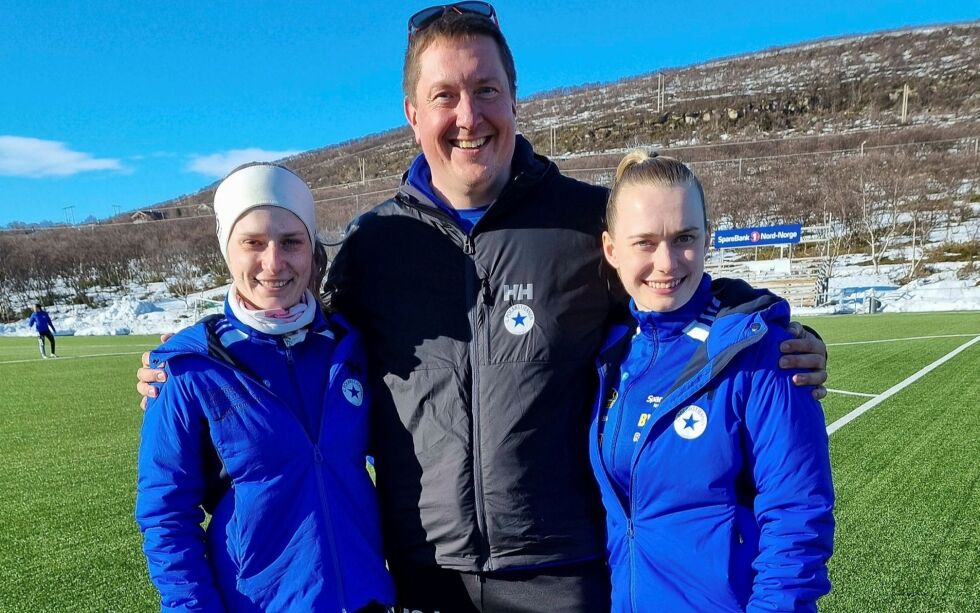 Polarstjernen-trener Morten Store Jakola er stolt over at klubben har fått med tre spillere i FA Sápmi-troppen som drar til India i sommer.  I tillegg til Amalie Trosten (til venstre) og Tonje Nilssen, er også målvakt Marja Holmestrand Hætta tatt ut.
FOTO: TORBJØRN ITTELIN