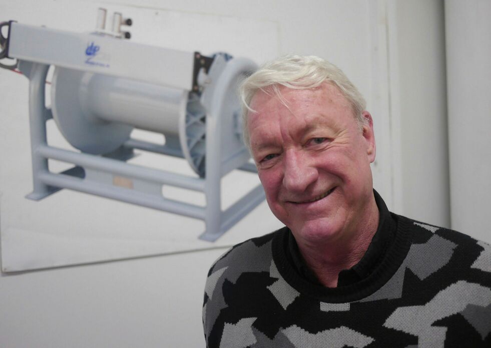 Lars Melbye har startet opp butikken Havfiskeri AS i Sjøgata i Honningsvåg. I bakgrunnen ses en hydraulisk linespole, som er noe av det utstyr for havfiske som han selger.
 Foto: Geir Johansen