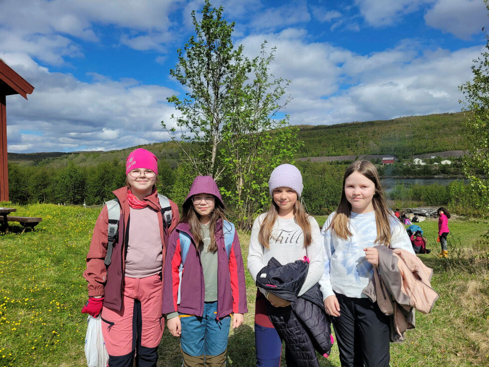 Elle Majja Utsi Bohnhorst, Emma Victoria Aslaksen, Aila Risten Nilsen Eira og Ella Sofie Guttorm fra Karasjok er klare for videre undervisning i finværet. Alle foto: Therese Norman Andersen
 Foto: Foto: Therese Norman Andersen