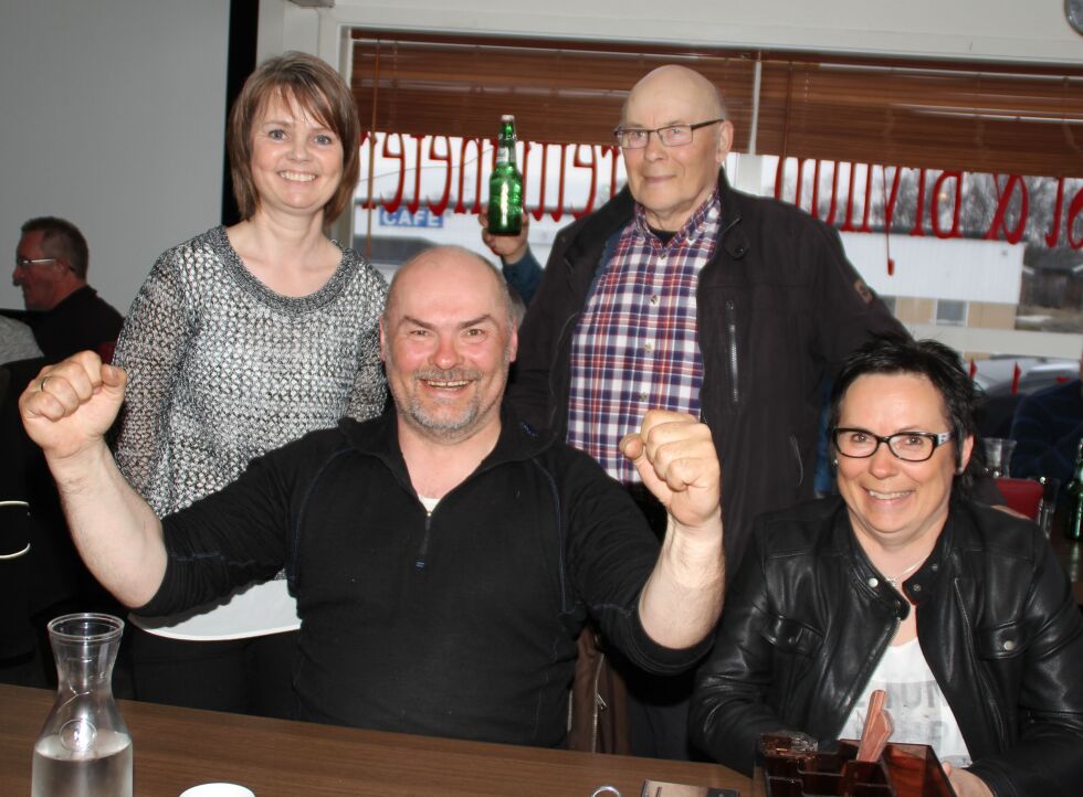 JUBEL: Tor Ivar (foran til venstre), Berit (foran til høyre), Eva (bak til venstre) og Johan Soldat kunne slippe jubelen løs etter å ha fptt jaktfeltet Diergi i Nesseby.
 Foto: Torbjørn Ittelin