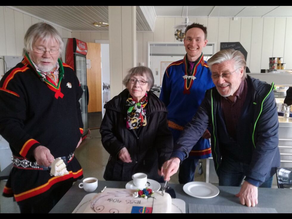 Tre veteraner som var med på stiftelsesmøtet til Hinnøy og omegn sameforening tilbake og får kake. Inge Anders Svonni, Gunnhild Johansen og Nils Arne Rasmus. Bak står dagens leder Runar Myrnes Balto.
 Foto: IBSS