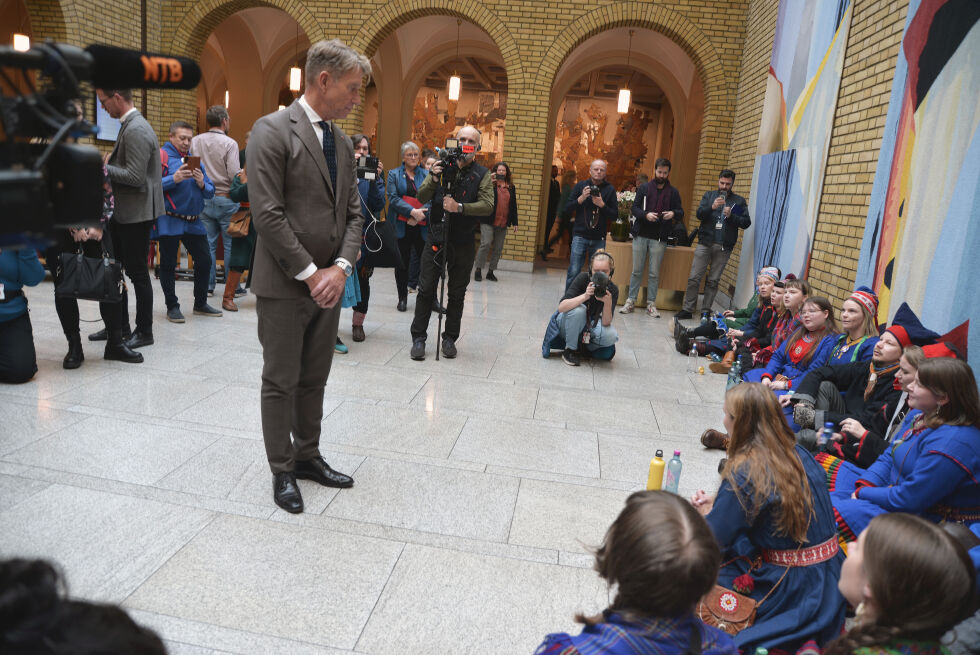 Olje- og energiminister Terje Aasland (Ap) ble stående og se ned på aksjonistene, som joiket av hjertens lyst.
 Foto: Steinar Solaas