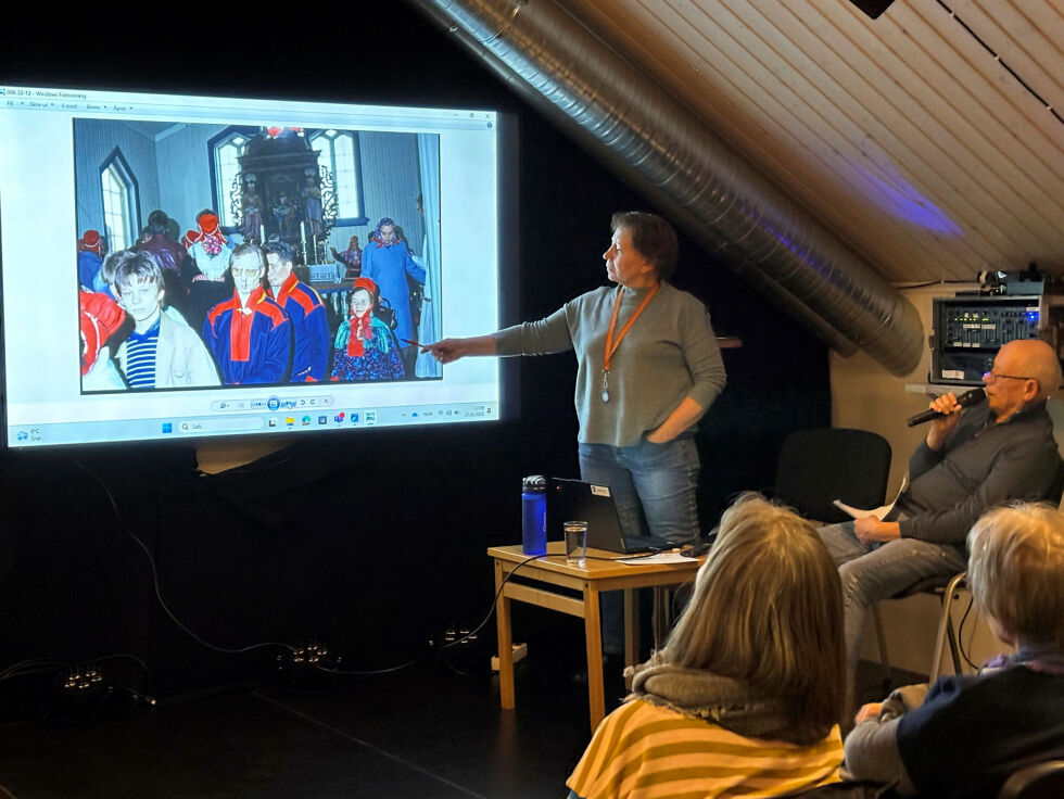 Nina Margit, ansatt ved Isak Saba senteret peker på bildene når bildeviser John Samuel Nilsen ber om hjelp fra publikum om å identifisere folk på bildene som Nilsen ikke vet hvem er.
 Foto: Thor Thrane