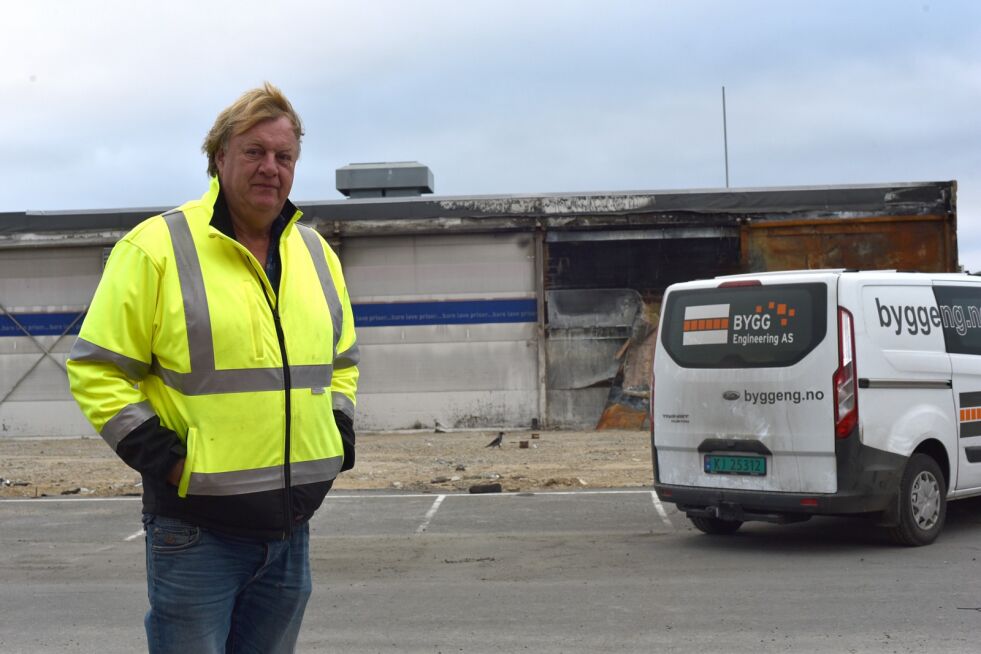 Prosjekteder Jostein Kivedahl i Bygg Engineering AS sikter seg inn mot mars måned. Da regner han med at det nye Rema 1000-bygget skal stå klart.
 Foto: Bjørn Arne Johansen