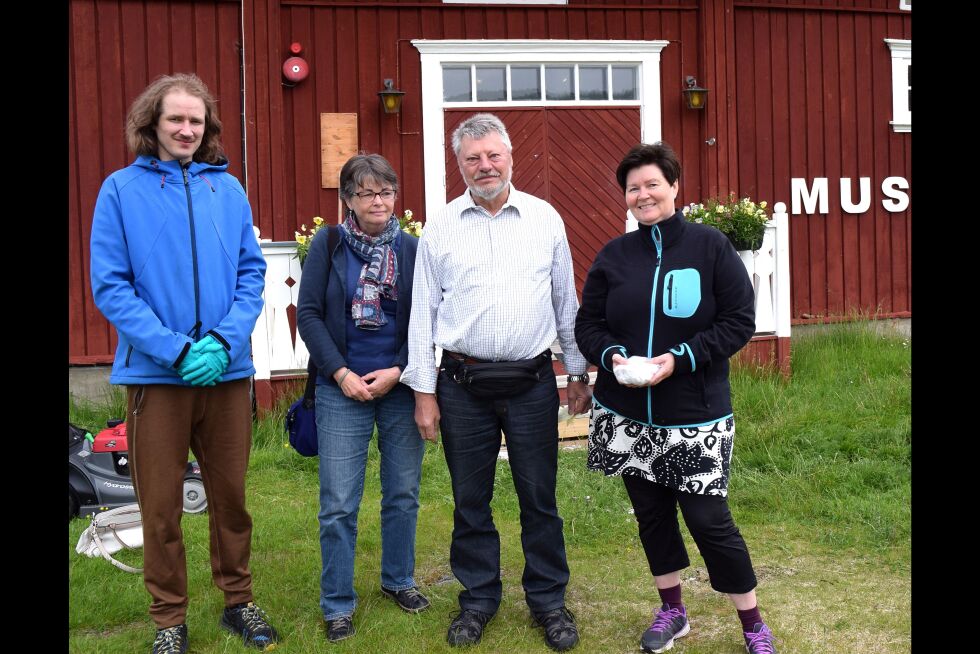 Claus Pettersen (registrator ved Tana museum), tok i mot funnene til det danske ekteparet Lillian og Erni Lundberg tidligere denne uka. Museumsleder ved Tana museum, Elisabeth Erke syns det er spennende når de får inn gjenstander fra folk, men oppfordrer folk til å heller melde fra om funnsted enn å ta med gjenstander fra funnstedet.
 Foto: Hilde Porsanger