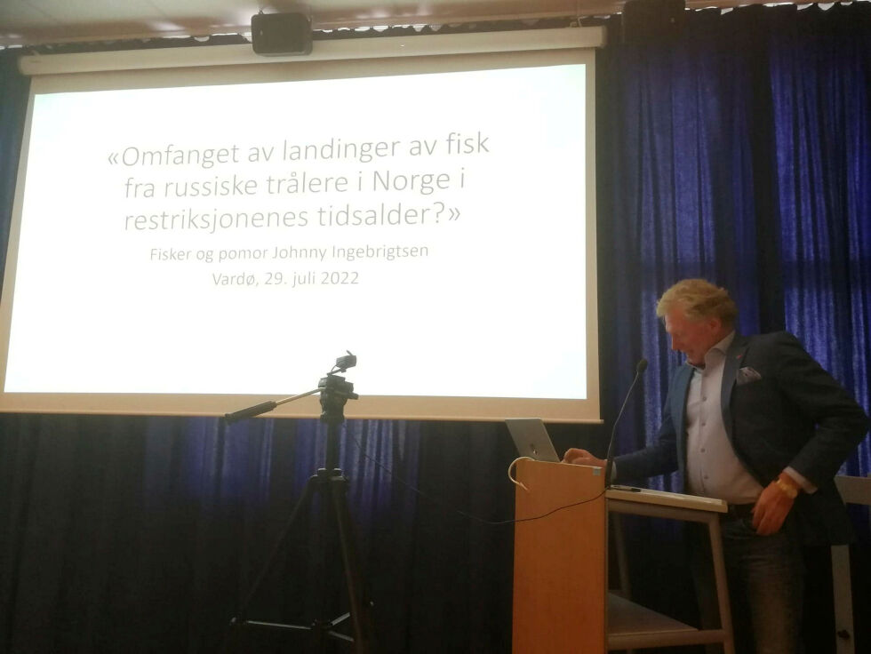 Fisker og pomor Johnny Ingebrigtsen fra Gjesvær i Nordkapp på talerstolen under pomorkonferansen i Vardø.
 Foto: Privat