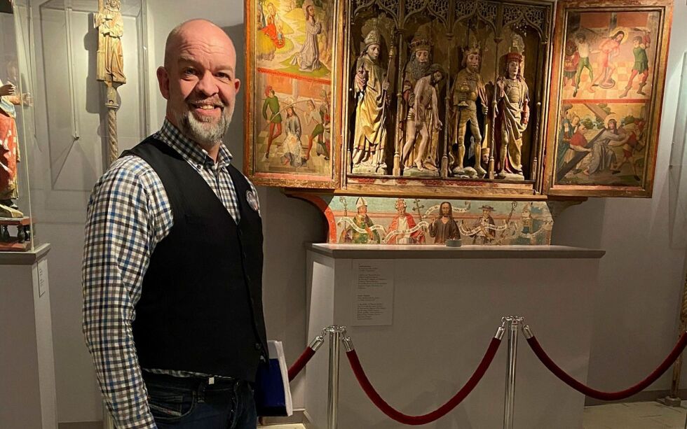 Per Hel­ge Ny­lund, for­mid­lings­kon­su­lent ved muse­et, vi­ser oss rundt i kir­ke­kunst­ut­stil­lin­gen.
 Foto: Elin wersland