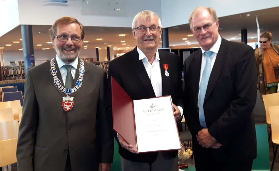 Nils Petter Pedersen (midten) var både stolt og rørt da han torsdag kveld fikk overrakt kongens fortjenstmedalje av fylkesmann Gunnar Kjønnøy (til høyre). Blant de som hyllet Pedersen var varaordfører i Vadsø, Otto Strand.
 Foto: Privat