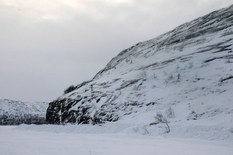 Til sommeren vil fjellsiden på fjellet Svartaksla bli rassikra med flere gjerder, som ska stoppe sneen.
 Foto: Hallgeir Henriksen