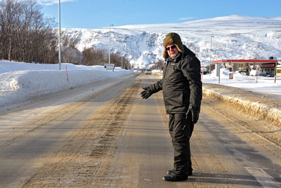 – Når Forsvaret mener det er ok å ikke stoppe for fotgjengere i gangfelt, da opptrer de arrogant og uforsvarlig, sier Geir Wulff. Han viser hvor i gangfeltet han stoppet for MP-bilen.
 Foto: Sonja E Andersen