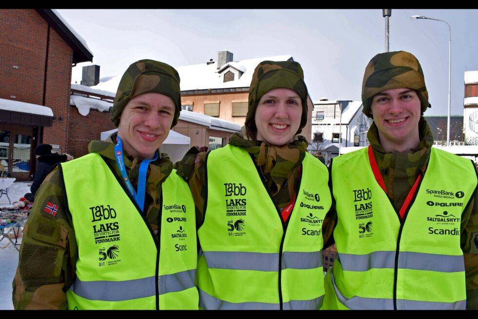 Tord Hillestad, Liv Eirin Alseth og Bastian Stokseth fra GSV er fornøyde med å få med seg stemningen Finnmarksløpet fører med seg.
 Foto: Birgitte Wisur Olsen