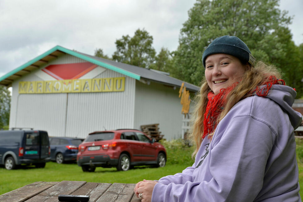 Anna Bartholsen Hagland fra Evenes har fått opprykk fra produsent til festivalleder for den samiske festivalen Márkomeannu. I bakgrunnen ser vi hovedscenen, som i gamle dager var en låve.
 Foto: Steinar Solaas
