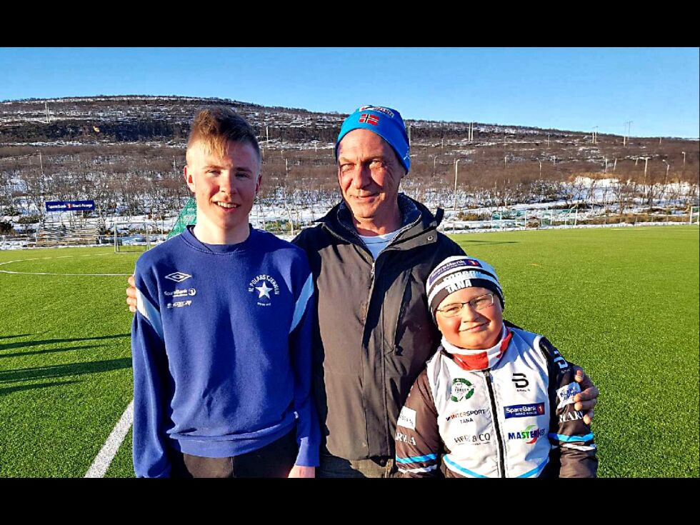 Pappa Jørvin Dervola kjører året rundt på trening og konkurranser med sine sønner Petter (til venstre) og Ingvar. – Det blir noen timer i bilen i løpet av året, sier Jørvin.
 Foto: Torbjørn Ittelin