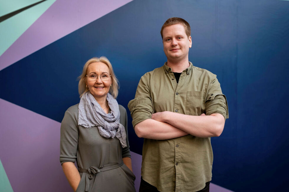 Rita Henie Olsen Bakken, seksjonsleder for plan, miljø og levekår, og kartansvarlig Jesse Jan van der Berg i Finnmark fylkeskommune håper de som driver med arealplanlegging, tar i bruk det nye verktøyet.
 Foto: Julie Hoel/FFK
