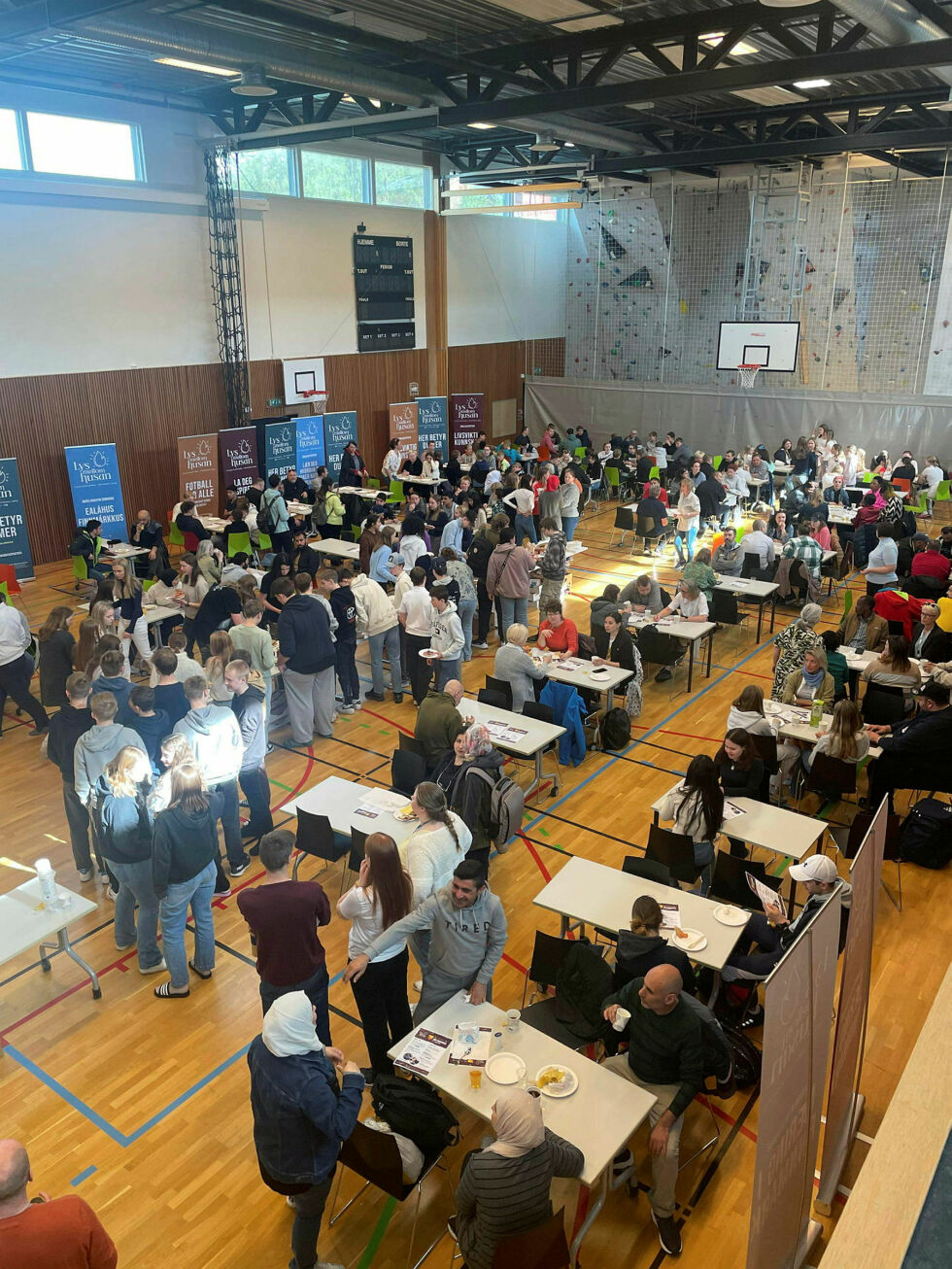 Prosjektet «Lys mellom husan», i regi av Finnmark fotballkrets, inviterte til frokost torsdag på Kirkenes skole.
 Foto: Kirkenes skole