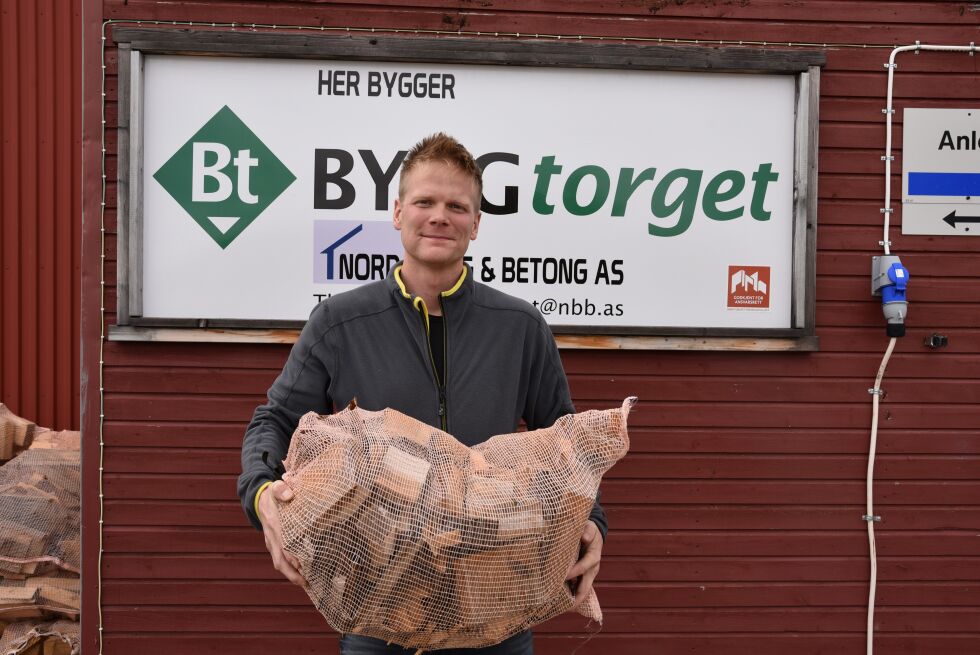 Magnus Gran, daglig leder i Nord bygg & betong AS. Nord bygg & betong AS gir bort tennved til pensjonister som trenger.
 Foto: Kristin A. Humstad