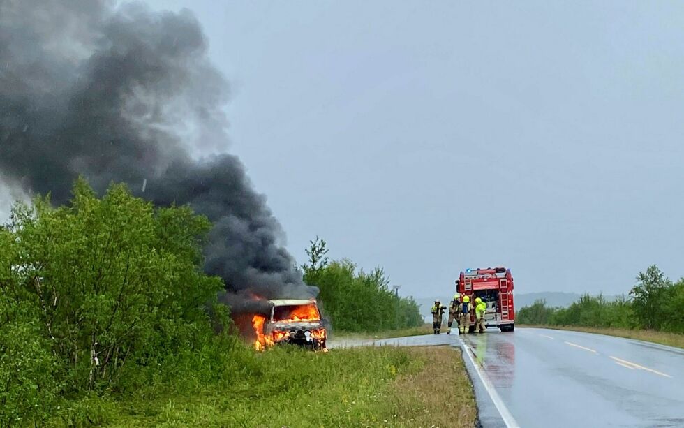 Bilen som brant på E6 ved Nattvann i Karasjok kommune.
 Foto: Lova Vassli Hilanmo