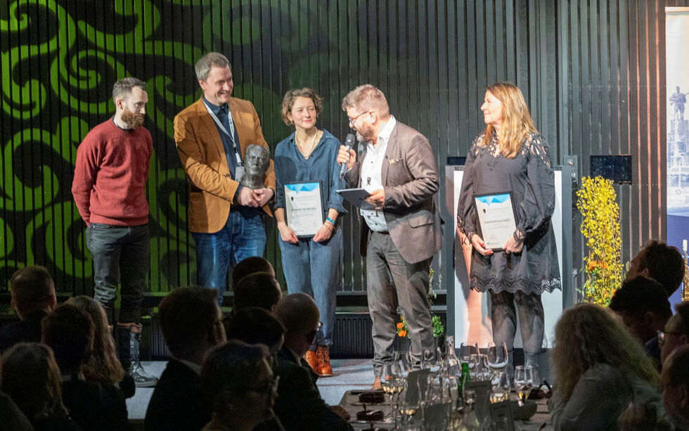 Prisen ble tatt imot av Neal Cahoon, Evgeny Goman og Franziska Kraiczy på vegne av Pikene på Broen (til venstre), og Bente Andersen og Rune Sundelin på vegne av Samovarteateret.
 Foto: Aslak Ballari/Barentsskretariatet